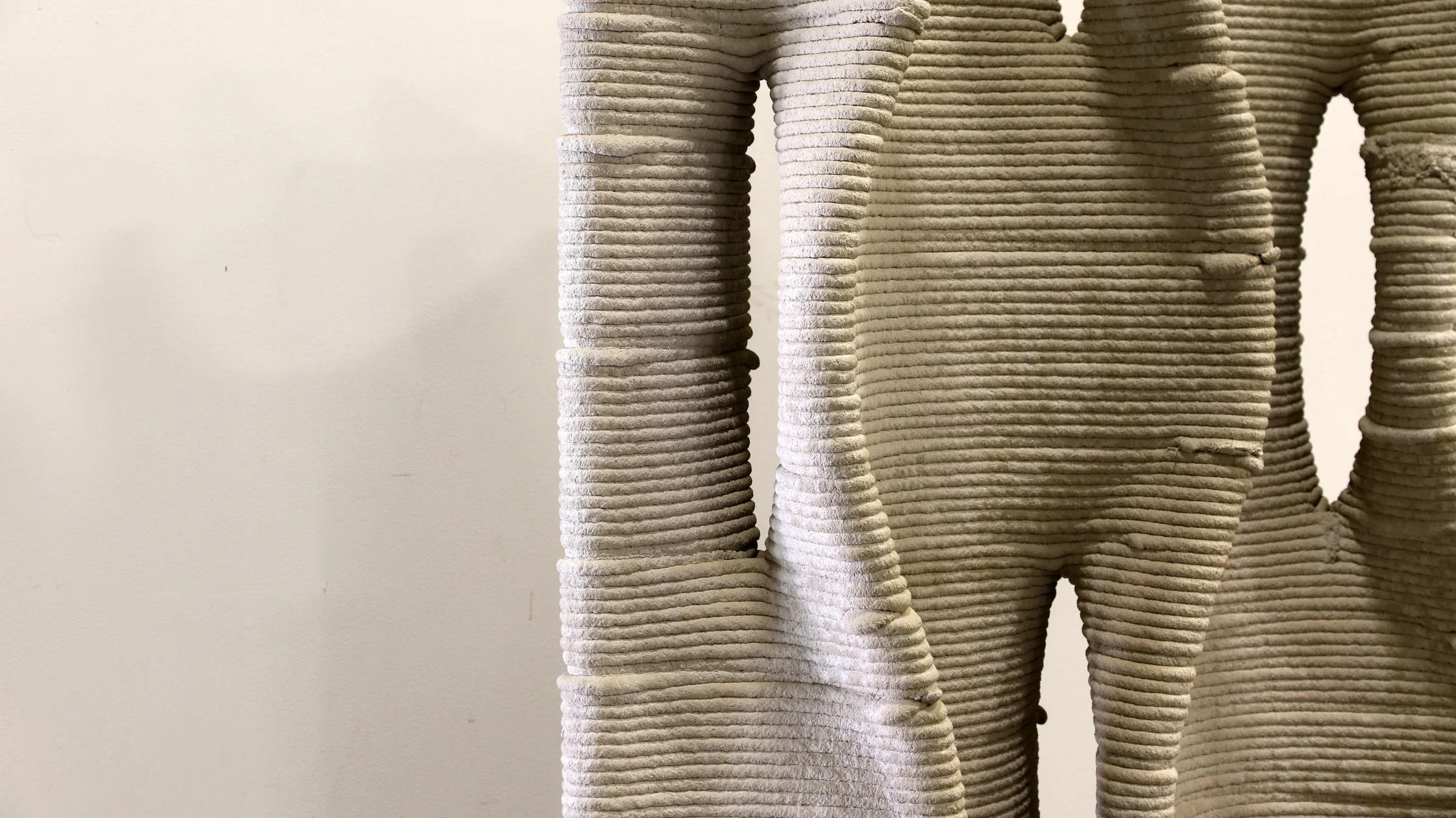 Layered surface and openings of a 3D-printed concrete component