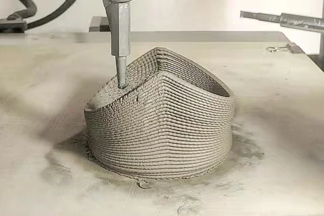 Nozzle following the nonplanar layers of a clay test print