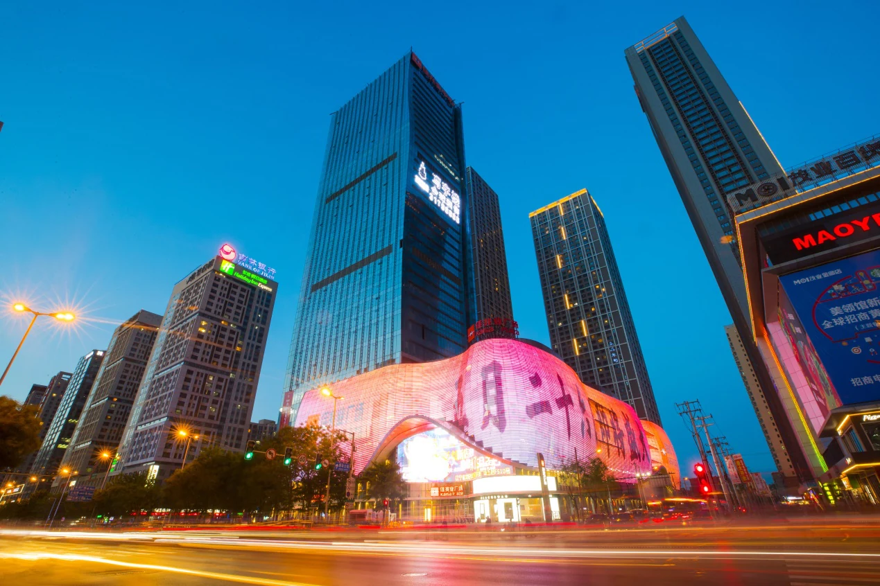 Night photograph of Kaisa Center with an illuminated podium