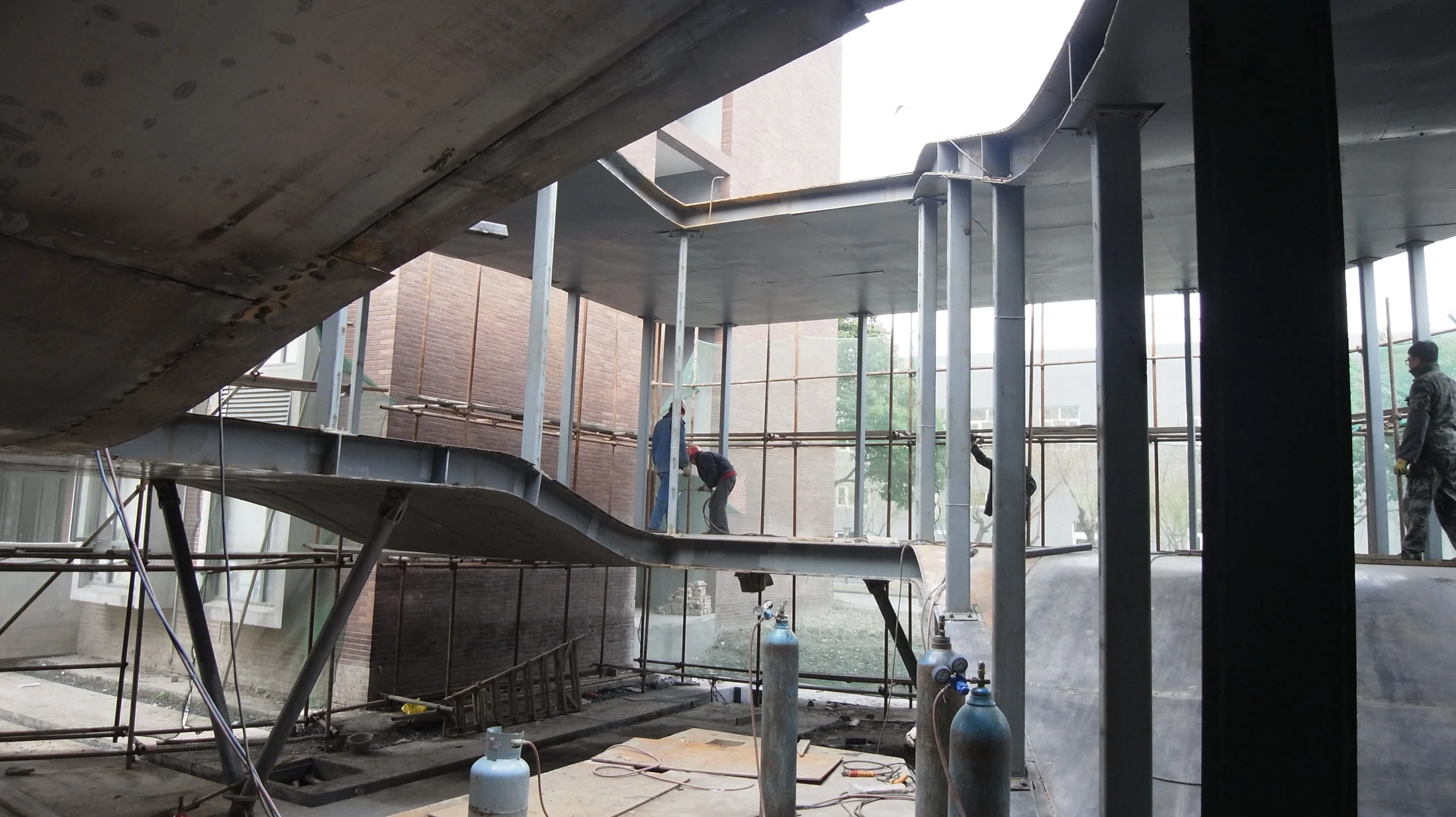 Construction: the floor and roof edges define the courtyard before the glazing is completed.