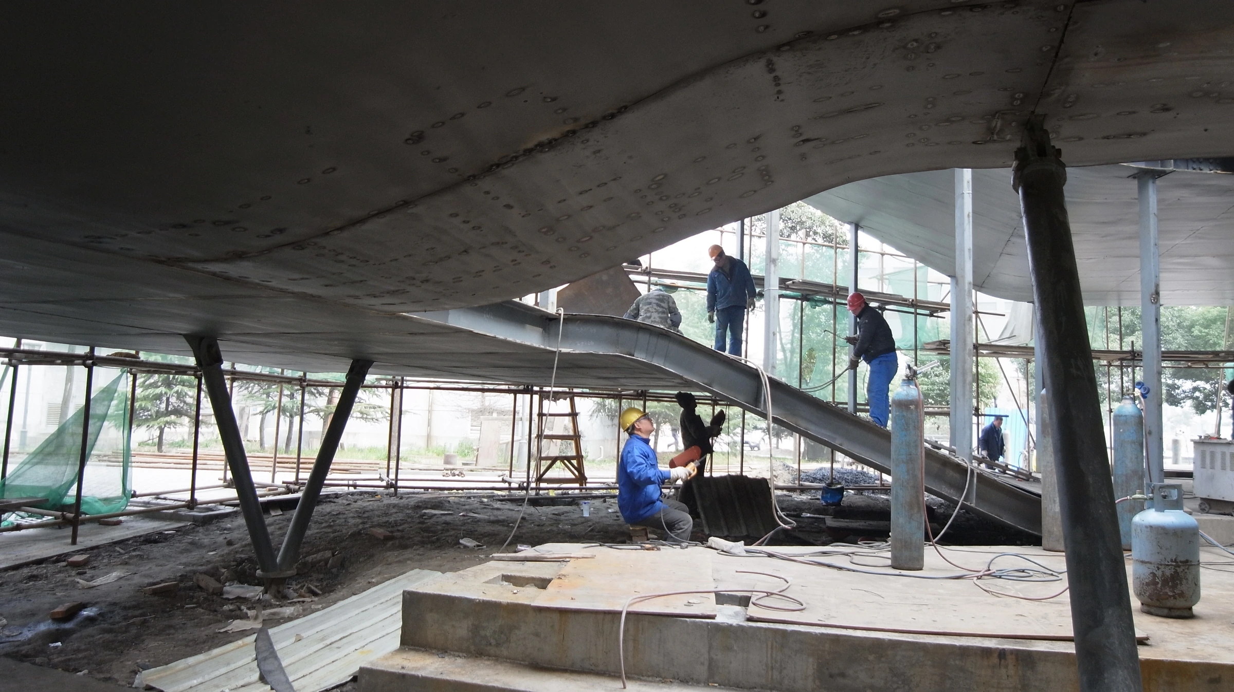 Construction: the rising floor profile opens a sheltered space below.