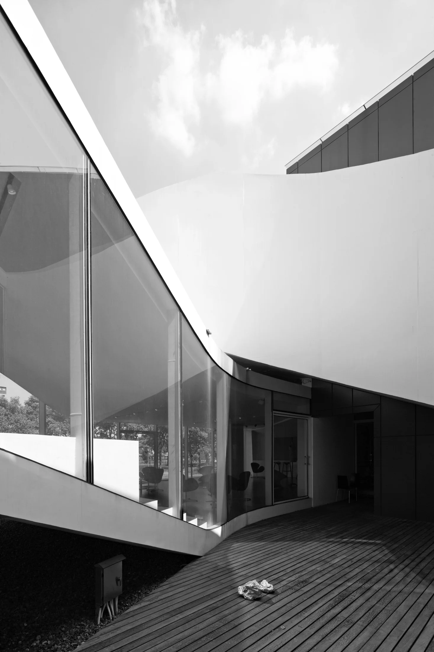 The roof folds upward around the courtyard, opening a view to the sky.